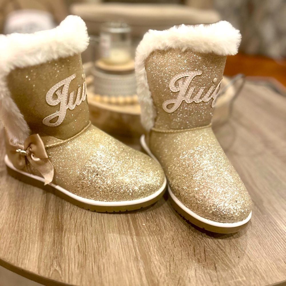 NEW Juicy Couture Mendota Cozy Gold Glitter Boot Sz 5M